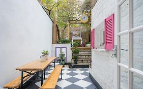 Stylish Flat With Private Yard In Shepherd Bush